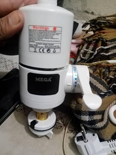 Instant water heating faucet