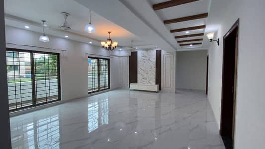 10 Marla 3 Bedrooms Hot Location Apartment