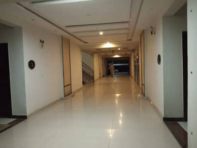 10 Marla 3 Bedrooms Flat Available For Rent.