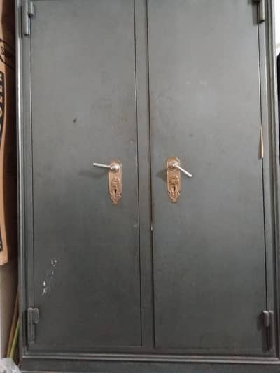 2 door iron high material almari sell