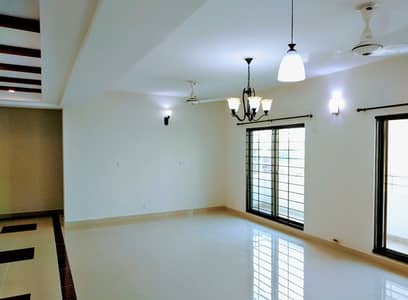 New Design Basement Car Parking Facing McDonald'S Hot Location Apartment