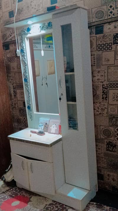 bedset  almirah dressing table