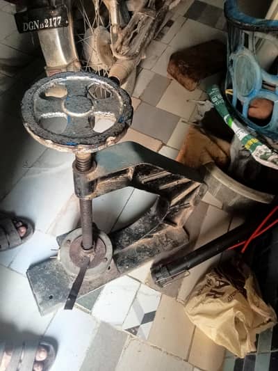 screw press puncher machine