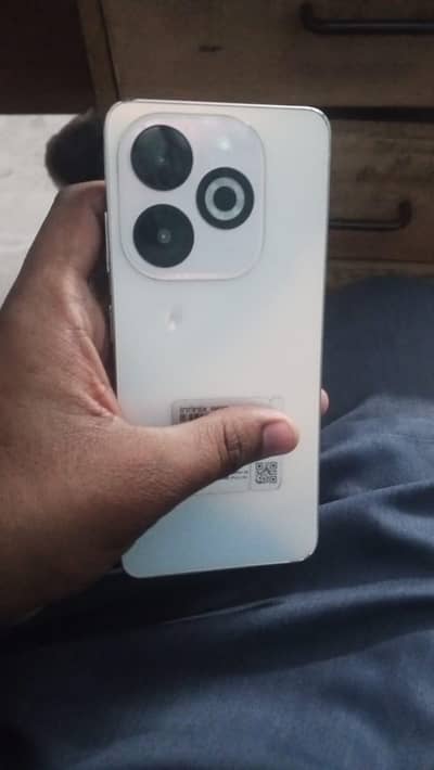 pics may condition Nazar aa Rahi ha original ha set Sara box charger