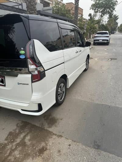 Nissan serena