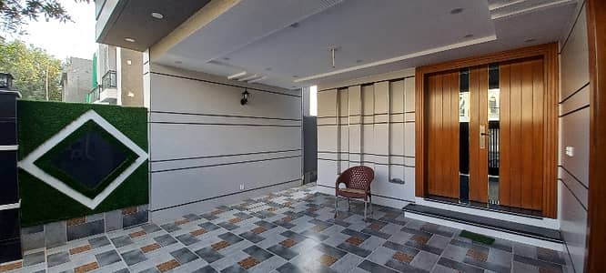 Luxurious 8 Marla House For Sale on Boulevard