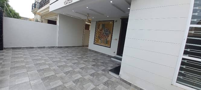 Luxurious 10 Marla House Available For Rent