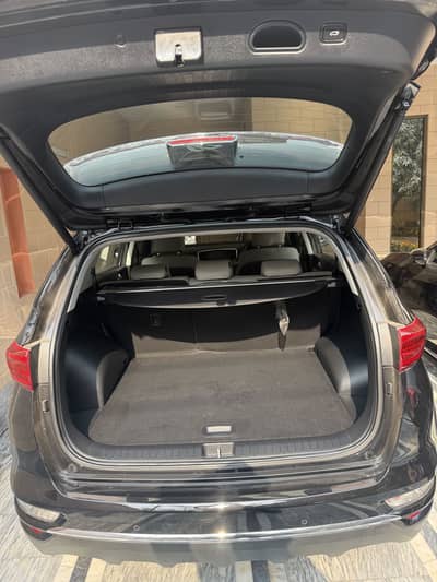 Kia sportage 2023 in showroom condition