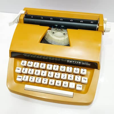 1970s PETITE International De Luxe Typewriter with Original Case
