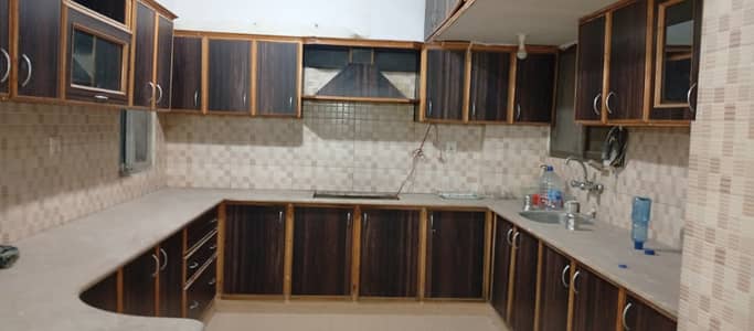 3BDD 1950 SQFT LEASE 3 FLOOR CORNER WEST OPEN. .