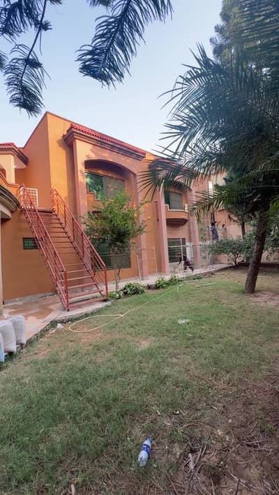 Spacious Commercial/Residential House.