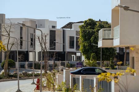 Urgent Sale 10 Marla Golf Course Facing Main Road Villa