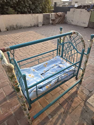 Baby jhula 9/10 condition with foam