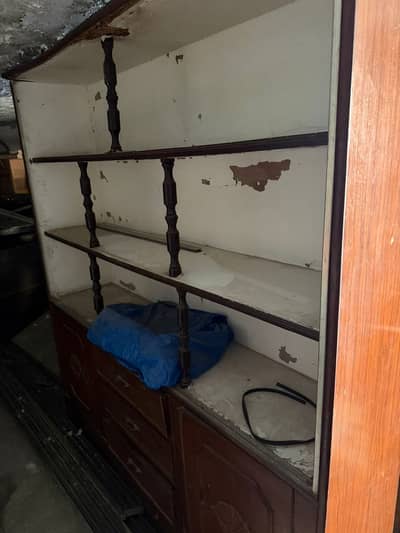 Showcase with 2 sliding glasses in front.