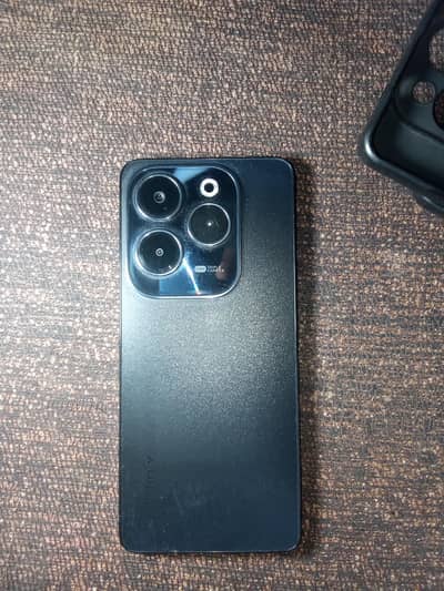 Infinix hot 40, (8/256) condition 10/8, with box & charger
