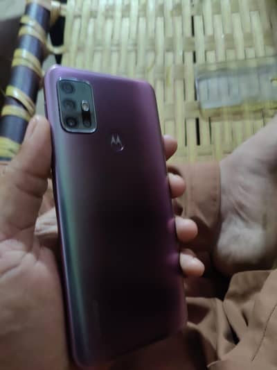 urgent sell Motorola g 30 4/128 daba charger saath hai