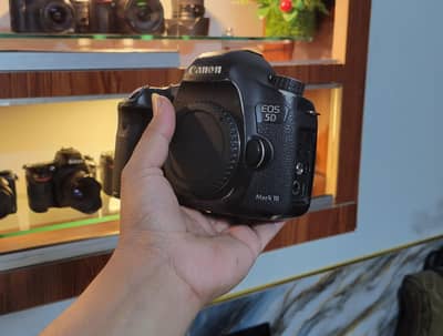 Dslr Canon 5d mark iii (Full-Frame Professional Body)