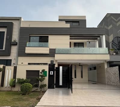 Top city 10 Marla house for rent