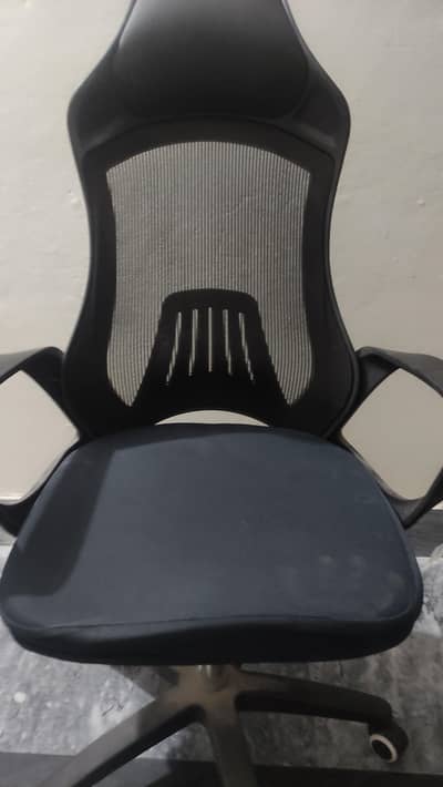 gaming chair and table