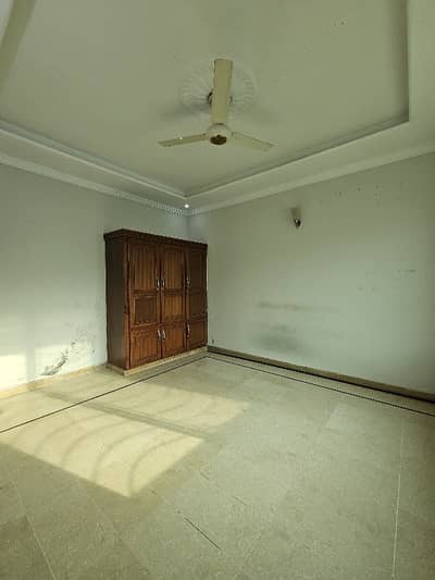 Mustafa Tower  8 Marla Flat  2 Bed 3 Bath  Servant Quarter  Store Room  Drawing Dining  Final 1lakh
