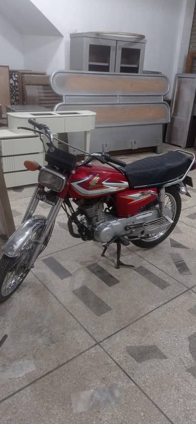 honda 125 16 model  red