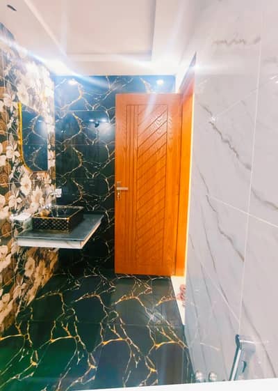 8 MARLA UPPER PORTION AVAILABLE FOR RENT