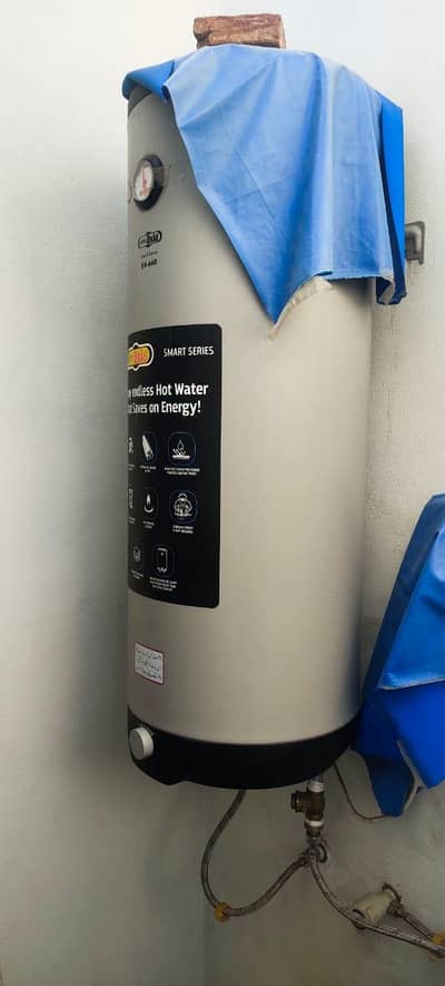 electronic geyser new condition 10 by 10 one month Chala hai