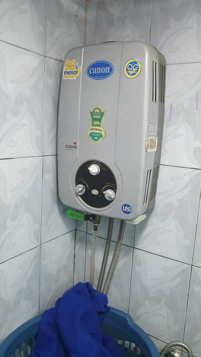 instant geyser in working condition  for sale  at reasonable price