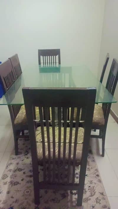 SELLING MY DINING TABLE SET