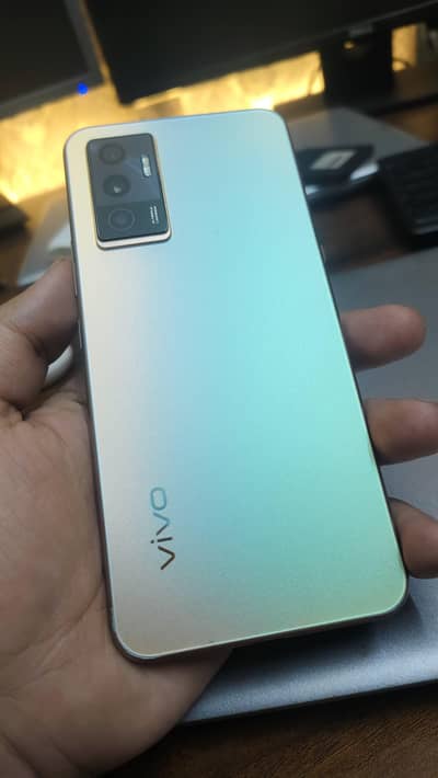 V23e Golden 16+128 full box