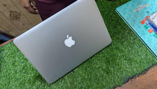 Apple MacBook pro 2015.8/256