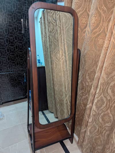 Big Mirror in good quality in a very reasonable price.
