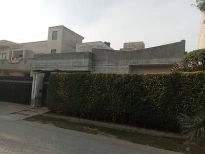 1 KANAL PRIME LOCATION HOUSE FOR SALE