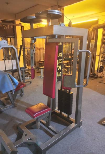 gym chest buterfly machine
