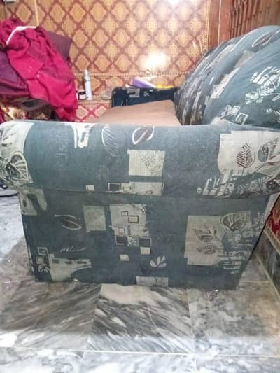 5 Seater Sofa Set for Sale – Solid Wood Frame | Good Condition