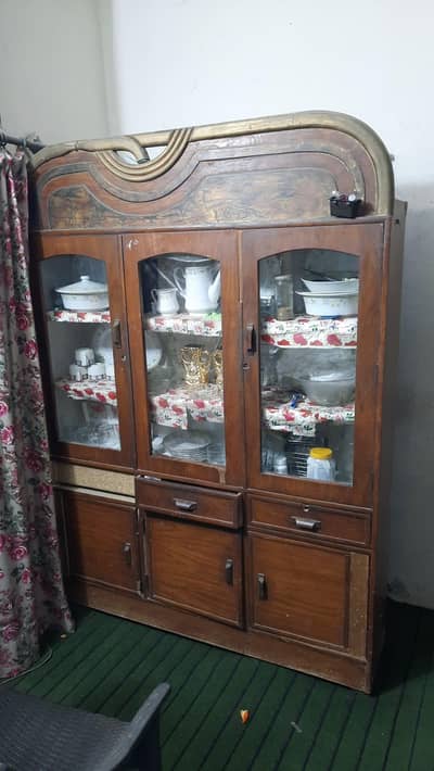 show case  brtnon ki almari.