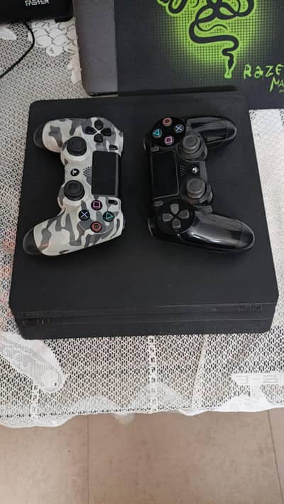 PlayStation - Ps4 with 2 controllers