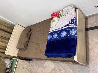 Premium wood single bed prefect condition