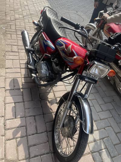 Honda 125 red 2022