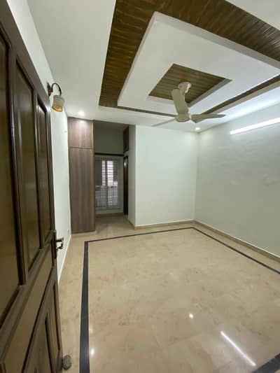 G11/1 Upper portion for rent size 25+50 tile flooring