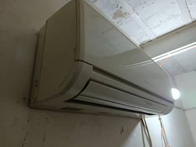 good condition air conditioner