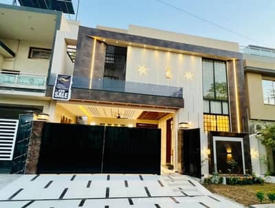 l d A Avenue 1 block j 10 Marla house for sale pir 6 bedroom daibal kitchen daibal unt