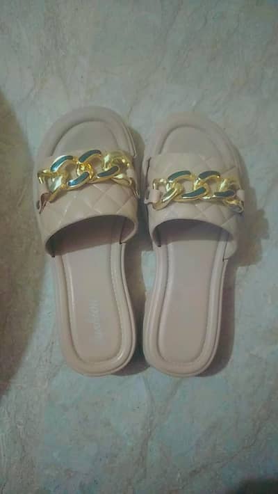 beautiful casual slippers  actual price 2000 but selling in 999