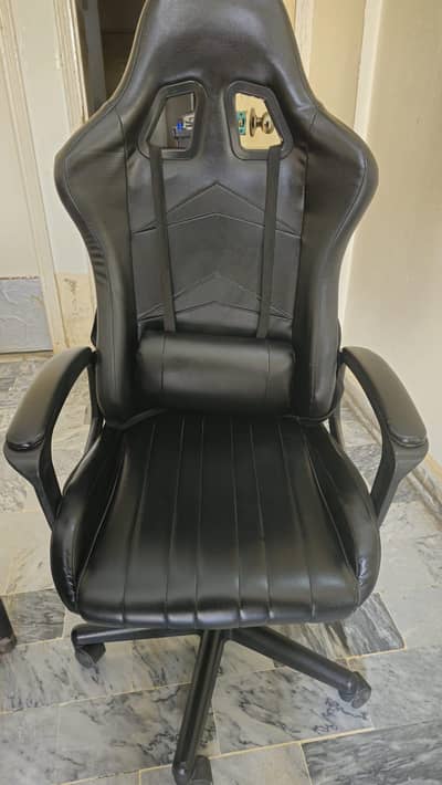 Gaming Chair/Executive Office Chair-Very Good Condition (Minor Tear)