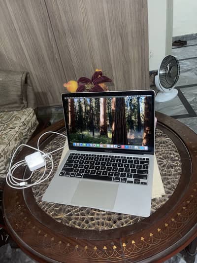 Apple macbook air m1 chip 8gb 256gb 2020 model