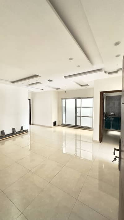 3 BEDS APARTMENT IN MALL ROAD