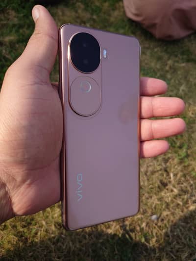 vivo v 40e. 8/256.10/10.3 month warranty