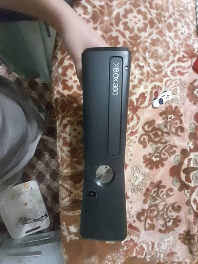XBOX 360 SLIM,+ 1 controller. all games installed (games list is down)