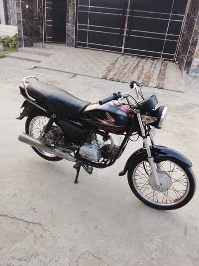 2009 model satina rod decmnt celr 1 oner k nam hi cha rhi hahi