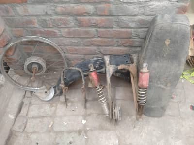 یونائیٹڈ 100 کا پچھلا سامان  ہے پرانا  .  ٹائر نہیں ہے